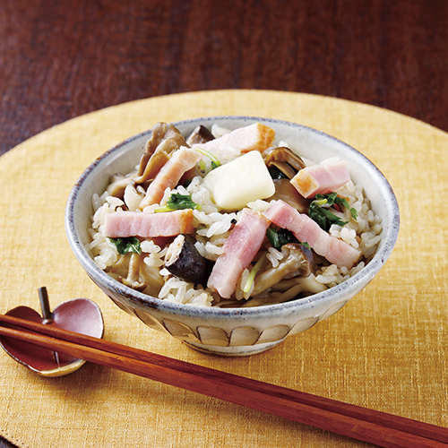 ベーコンときのこの炊き込みご飯　バターしょう油風味